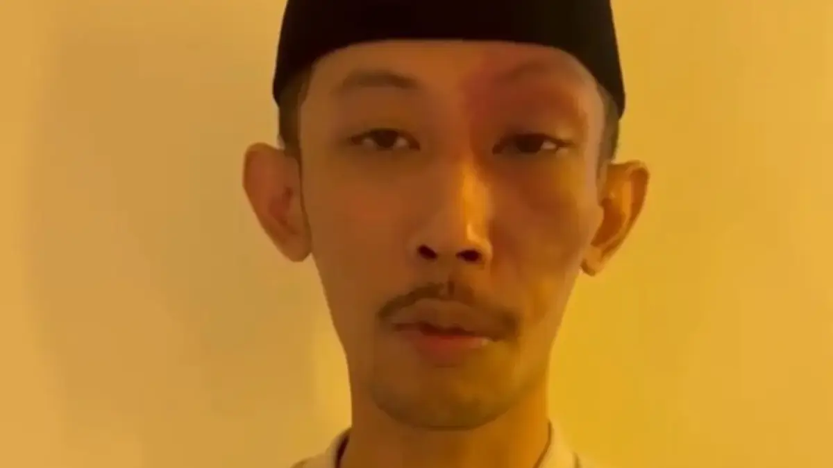 Anggota DPRD Jember, Achmad Syahri As-Siddiqi meminta maaf ke publik setelah tingkatan bermain game sambil merokok saat sidang resmi, viral di media sosial. (Istimewa)