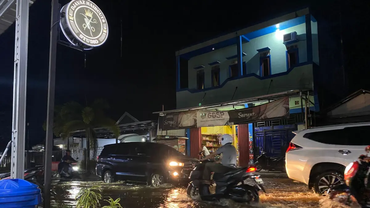 Banjir di salah satu desa di wilayah utara Kotim, Minggu (17/5) siang,  dan banjir yang merendam ruas Jalan Walter Condrad, Baamang, Minggu (17/5) malam.(istimewa/Nanang)