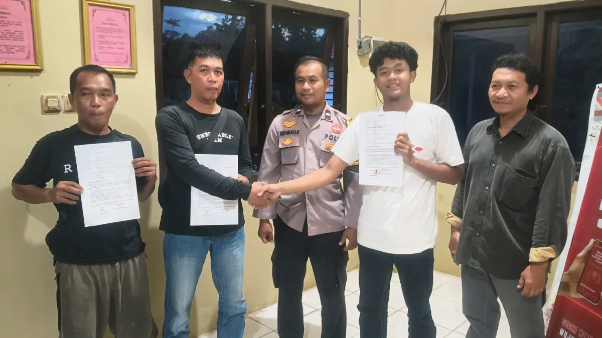 Ihsan dan Alpian, warga asal Pulau Hanaut, saat sepakat berdamai di Mapolsek Pulau Hanaut, Kotim, Sabtu (16/5).