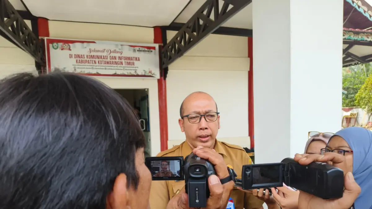 Kepala Diskominfo Kotim, Cok Orda Putra Legawa, menilai bantuan pemerintah provinsi sangat membantu perluasan layanan internet di tengah efisiensi anggaran daerah.  (Akbar/Radar Sampit)