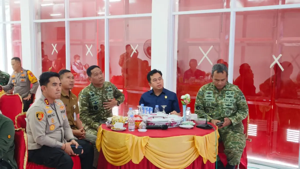Ketua DPRD Kotim, Rimbun, saat menghadiri peresmian KDKMP secara virtual oleh Presiden Prabowo Subianto di Desa Eka Bahurui, Kecamatan Mentawa Baru Ketapang, Sabtu (16/5).  (Akbar/Radarsampit)