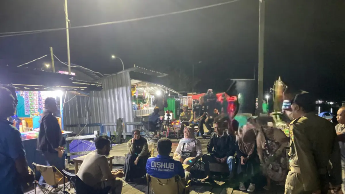 Mediasi antara warga dan pegiat seni di cafe dermaga Pasar Indra Sari, Kelurahan Baru, Kecamatan Arut Selatan, Kabupaten Kotawaringin Barat, Sabtu 16 Mei 2026 malam. (SATPOL PP KOBAR/RADAR SAMPIT)