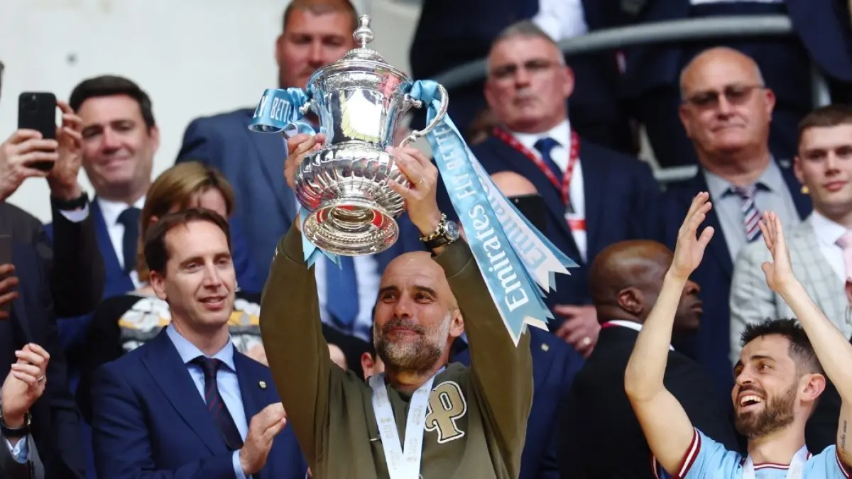 Pelatih Manchester City Pep Guardiola saat mengangkap Piala FA setelah timnya mengalahkan Chelsea, di Final, Sabtu (16/5) WIB.(net)