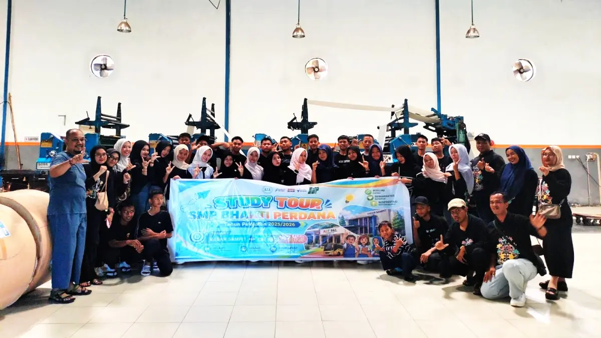 PERKUAT LITERASI: Para siswa dan dewa guru SMP Bhakti Perdana saat berada di gedung percetakan Radar Sampit, Minggu (17/06/2026)