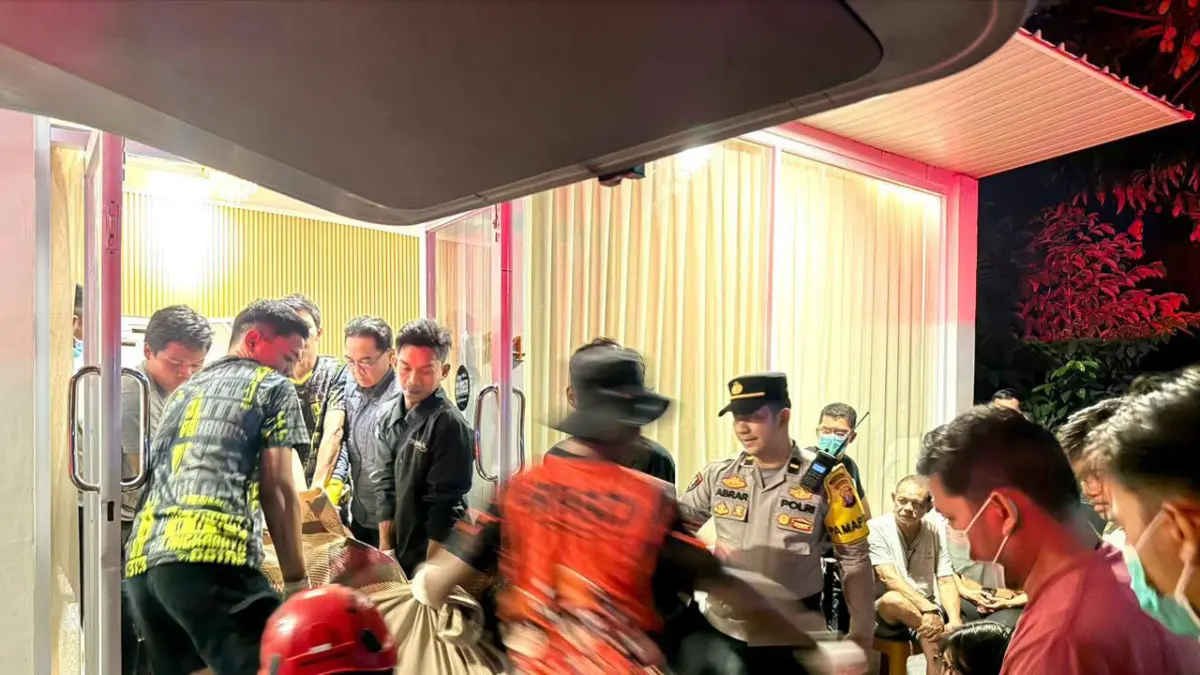 Proses evakuasi sekaligus olah TKP penemuan seorang wanita dalam keadaan meninggal dunia di Jalan Garuda V Induk, Kota Palangka Raya.(istimewa/Polresta)