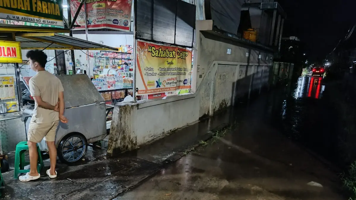 TERGENANG: Banjir merendam Jalan Batu Kecubung, Kecamatan Mentawa Baru Ketapang, akibat hujan deras, Minggu malam (17/5/2026). (Usay Nor Rahmad/Radar Sampit)&nbsp;