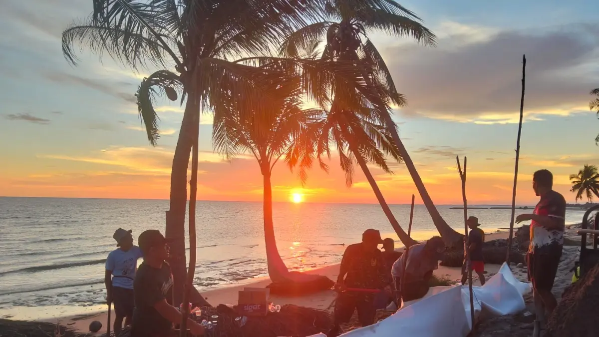 Warga Desa Keraya, Kecamatan Kumai, bergotong royong mengisi geobag dengan tanah untuk penangkal abrasi di bibir pantai, Minggu 17 Mei 2026.&nbsp; (ist)&nbsp;