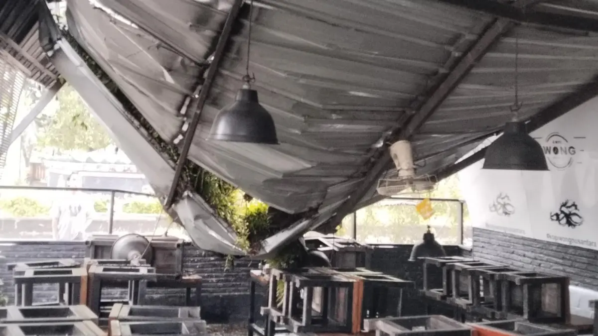 Kanopi Kedai Kopi Wong ambruk akibat tertimpa dahan pohon besar. (Disdamkarmat Kotim)&nbsp;