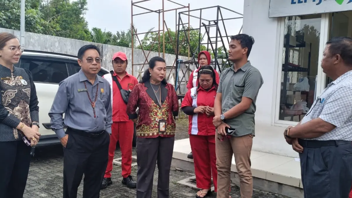 Ketua Komisi II DPRD Kabupaten Gumas Herbert Y Asin (dua dari kiri) dan instansi terkait, ketika berdiskusi dengan pengelola SPBU di Kuala Kurun, pekan lalu. (DPRD GUNUNG MAS)