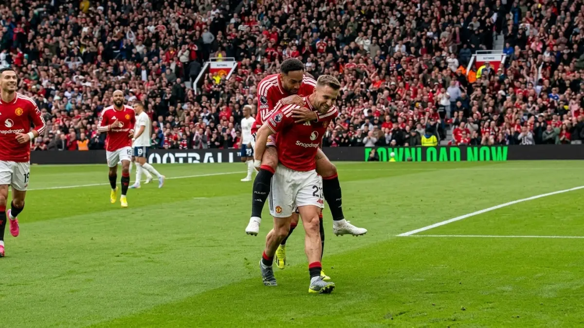 Pemain MU, Luke Shaw membuka keunggulan pada menit kelima lewat sepakan kaki kiri dari sisi kotak penalti yang gagal diantisipasi kiper Nottingham Forest, Matz Sels. (YT Manchester United)