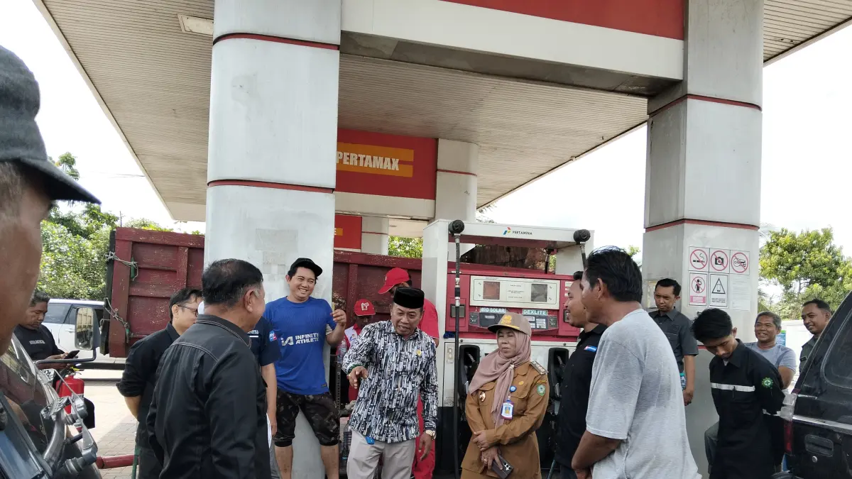 Sopir ambulans, Ruspandi mengklarifikasi kasus viral isis BBM saat Komisi II DPRD Kabupaten Kotawaringin Timur (Kotim) melakukan inspeksi mendadak (sidak) ke SPBU Samuda, Senin, 18 Mei 2026