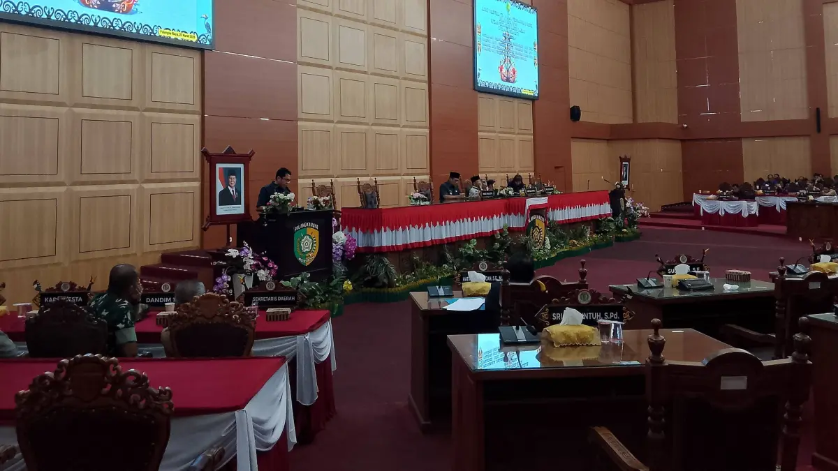Anggota Komisi I, Sudarto, membacakan hasil kegiatan dewan saat kegiatan rapat paripurna beberapa waktu lalu.(Dok.Yusho/radarsampit)