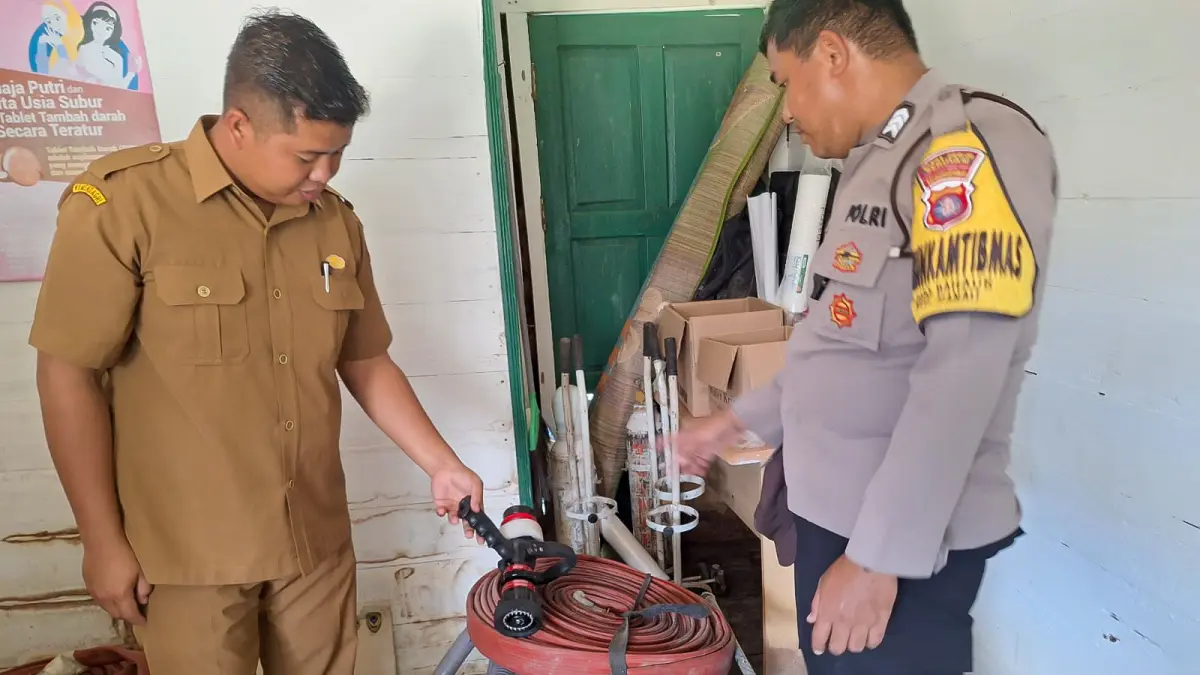 Bhabinkamtibmas bersama Pemerintah Desa Bahaur melakukan pengecekan sarana penanggulangan karhutla di Kantor Desa Bahaur, Kecamatan Hanau, Senin (18/5). (RIFANI/RADAR SAMPIT)&nbsp;