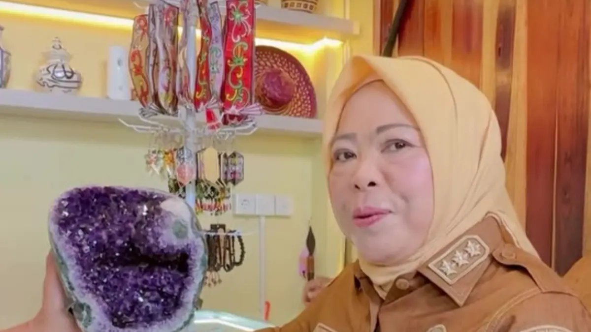 Bupati Kotawaringin Barat Hj Nurhidayah memperlihatkan batu kecubung ungu di Pasar Seni Kiai Gede. (SYAMSUDIN/RADAR SAMPIT)