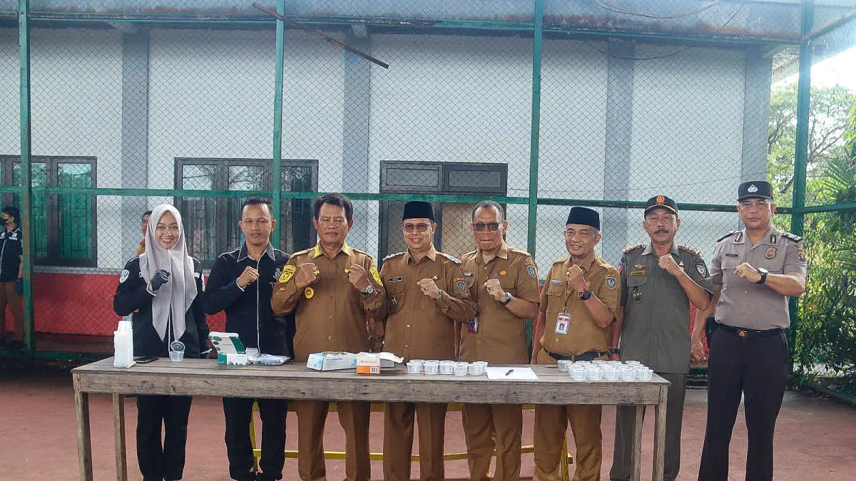 Bupati Seruyan Ahmad Selanorwanda memimpin langsung apel personel Satuan Polisi Pamong Praja (Satpol PP) di lapangan tenis indoor Kuala Pembuang. (RIFANI/RADAR SAMPIT)