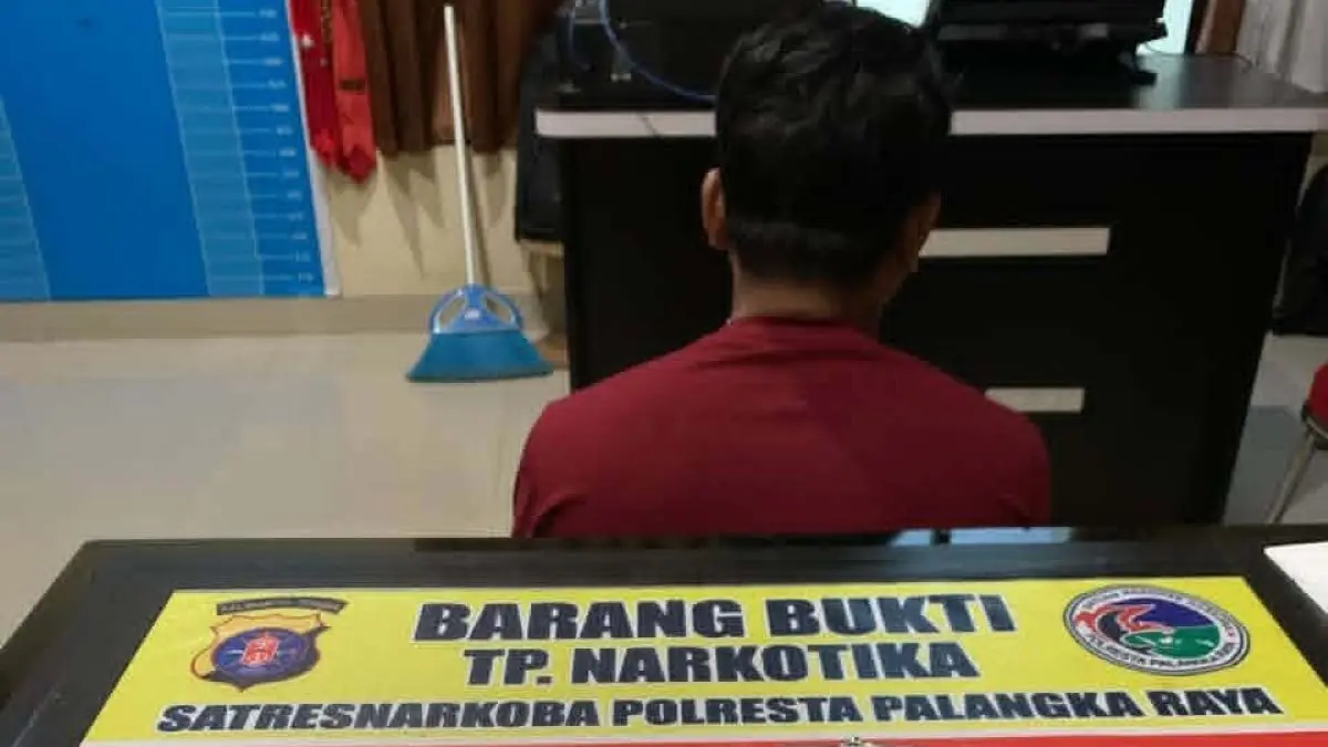 DIBEKUK : Kardi alias Abang ditangkap tim Satresnarkoba Polresta Palangka Raya karena menjadi pengedar narkotika jenis sabu. FOTO: IST/RADAR SAMPIT