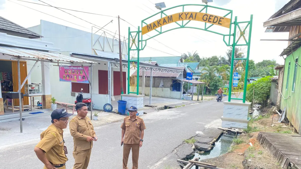 Dinas Perkimtan Kotawaringin Barat mengecek drainase di gerbang Makam Kyai Gede, Kecamatan Kotawaringin Lama, Kabupaten Kobar, Selasa 19 Mei 2026. (ist)