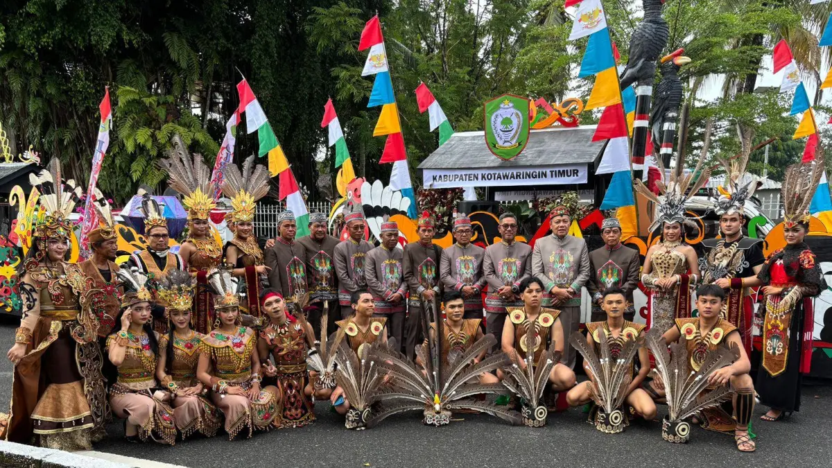 Disbudpar Kotim saat mengikuti kegiatan karnaval budaya dalam ajang Festival Budaya Isen Mulang di Palangka Raya tahun 2026. (Disbudpar Kotim)