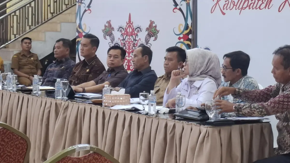 Ketua DPRD Kalteng Arton Dohong dan anggota DPRD Kalteng lainnya serta Ketua DPRD Kotim Rimbun saat  kunker mereka ke Kotim, untuk menelusuri dan membahas penanganan sengketa lahan antara warga dan PBS sawit, Selasa (19/5). (Rado/radarsampit)