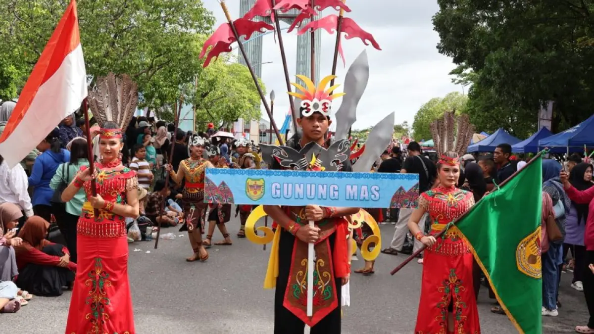 Kontingen Kabupaten Gunung Mas saat tampil pada Karnaval Budaya FBIM tahun 2026 &nbsp;di Bundaran Besar Palangka Raya, Minggu (17/5). (DISKOMINFO SANTIK GUMAS)&nbsp;