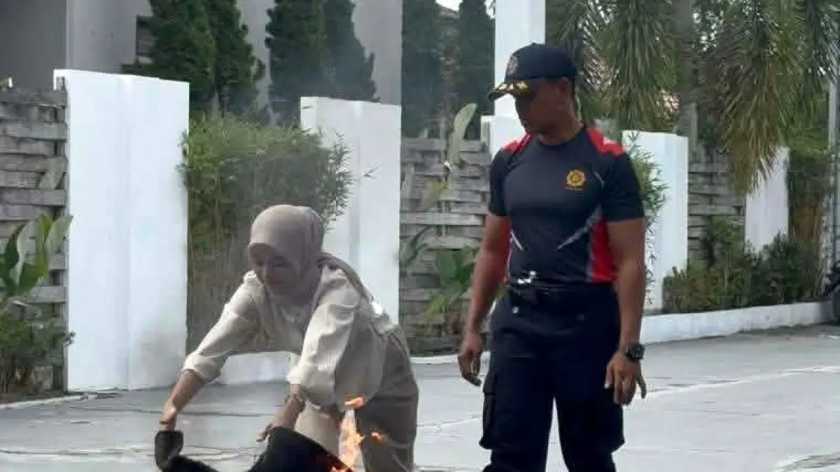 LATIHAN : Srikandi PT PLN (Persero) Unit Pelaksana Proyek Kalimantan Bagian Barat 3 (UPP Kalbagbar 3) menunjukkan kesiapan dalam membangun budaya keselamatan kerja. (dok.PLN/Radar Sampit)