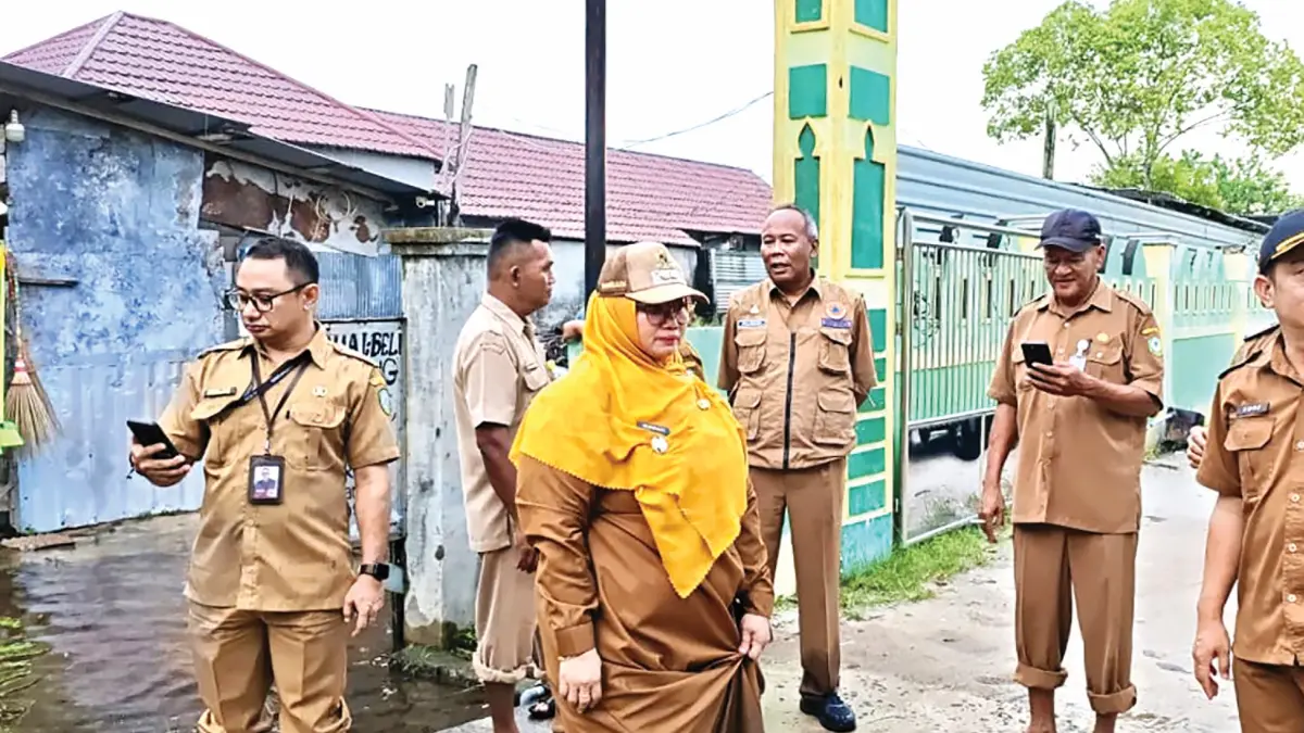 
MENINJAU : Wakil Bupati Kotim, Irawati saat meninjau kegiatan pembersihan drainase dan evakuasi pohon tumbang di sejumlah titik di Kota Sampit, Senin (18/5/2026). FOTO: IST/RADAR SAMPIT
