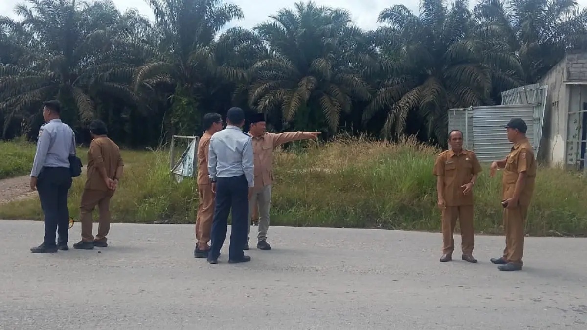 Muhammad Toha bersama jajaran Pemkab Kotawaringin Barat mengecek jalanan Kotawaringin Lama.&nbsp; (SYAMSUDIN/RADAR SAMPIT)&nbsp;