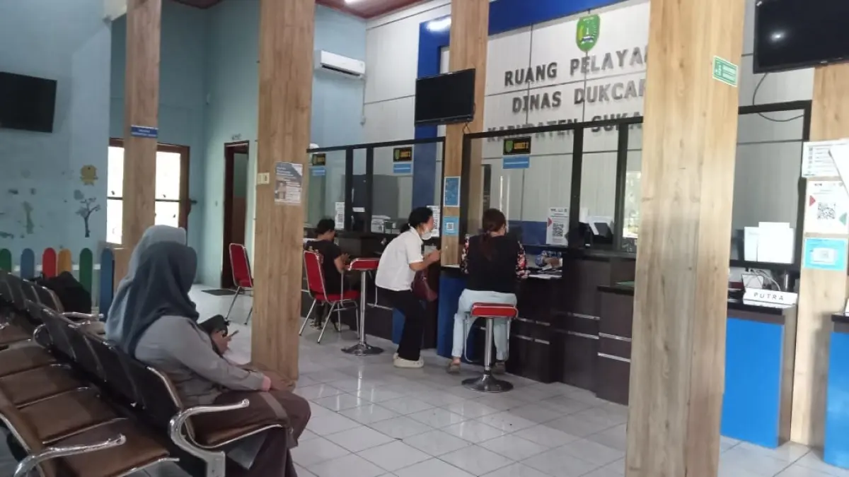 Pembuatan KTP elektronik di bagian pelayanan Disdukcapil Sukamara mulai meningkat. (FAUZIANNUR/RADAR SAMPIT)