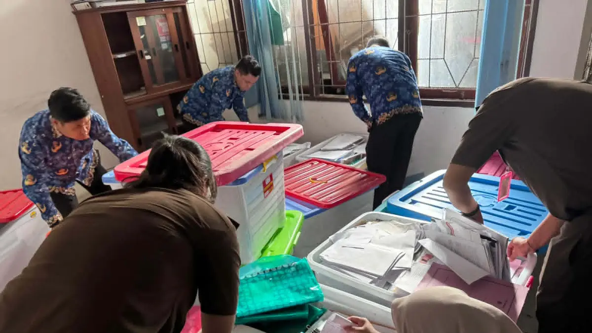 Penyidik Kejati Kalteng saat melakukan penggeledahan yang menyasar  dua instansi pemerintah, Senin (18/5).(istimewa/Kejati Kalteng)