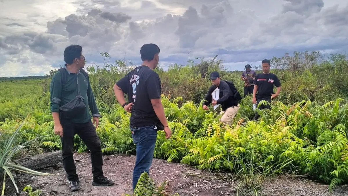 Penyidik Satreskrim Polres Kotim saat melakukan oleh TKP yang menjadi objek pengrusakan tanaman warga oleh alat berat  PT BSP (Rado/Radar Sampit)