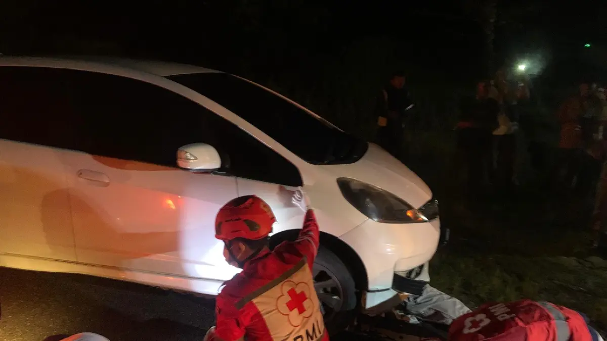 Petugas PMI mengevakuasi korban kecelakaan lalu lintas di bawah mobil Honda Jazz, Kilometer 12 Jalan Ahmad Yani, Desa Purbasari, Kecamatan Arut Selatan, Kabupaten Kotawaringin Barat (Kobar), Selasa (18/5) sekitar pukul 21.35 WIB. (ist)&nbsp;
