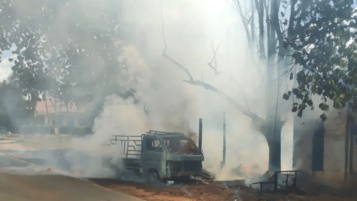 Petugas saat memadamkan kebakaran mobil pikap dan warung sayur di Jalan Cilik Riwut Km 94, Desa Pundu, Kecamatan Cempaga Hulu. (Oes/Radar Sampit)