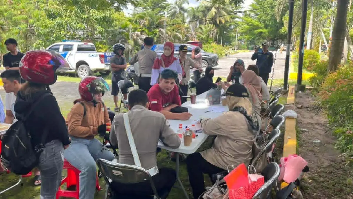 RAZIA : Tim gabungan memeriksa kelengkapan pengendara berupa Pajak Kendaraan Bermotor (PKB)  di Jalan Garuda, Palangka Raya, Selasa (19/5/2026). FOTO: DODI/RADAR SAMPIT
