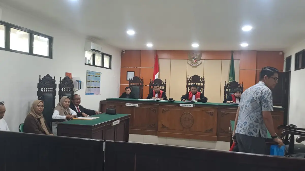 SIDANG: Para penggugat didampingi kuasa hukum menjalani persidangan PMH di Pengadilan Negeri Sampit. (istimewa/radar sampit)