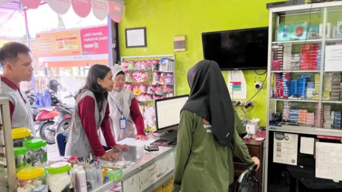 Tim inventaris melakukan pendataan di salah satu tempat usaha Kota Pangkalan Bun, Kabupaten Kotawaringin Barat, belum lama ini. (DLH KOBAR/RADAR SAMPIT)
