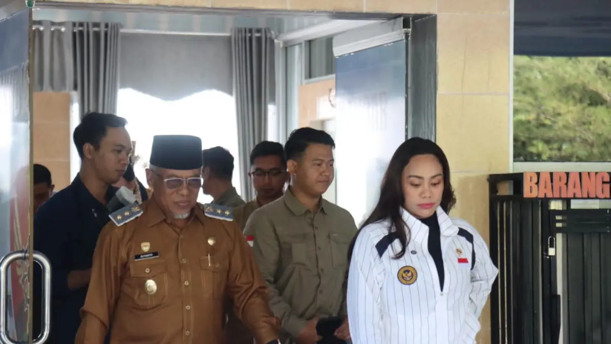 Wakil Bupati Kotawaringin Barat bersama utusan khusus Presiden RI saat berada di VIP Room Bandara Iskandar Pangkalan Bun.&nbsp; (syamsudin/radar sampit)&nbsp;