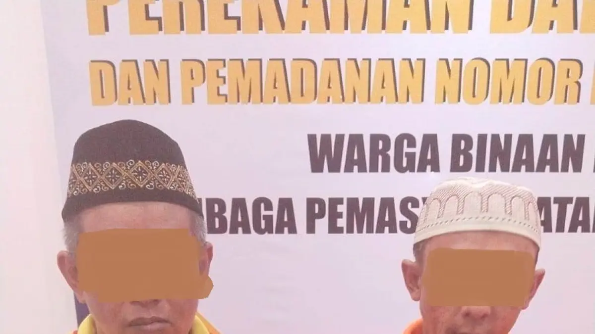 Dua terdakwa kasus peredaran narkoba jenis sabu seberat setengah Kg, saat mengikuti sidang di PN Nanga Bulik, baru-baru tadi.(istimewa)