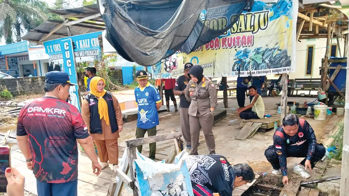 GOTONG ROYONG : Wakil Bupati Kotim, Irawati melakukan aksi gotong royong, membersihkan drainase di Kota Sampit, Selasa (19/5/2026). FOTO: AKBAR/RADAR SAMPIT