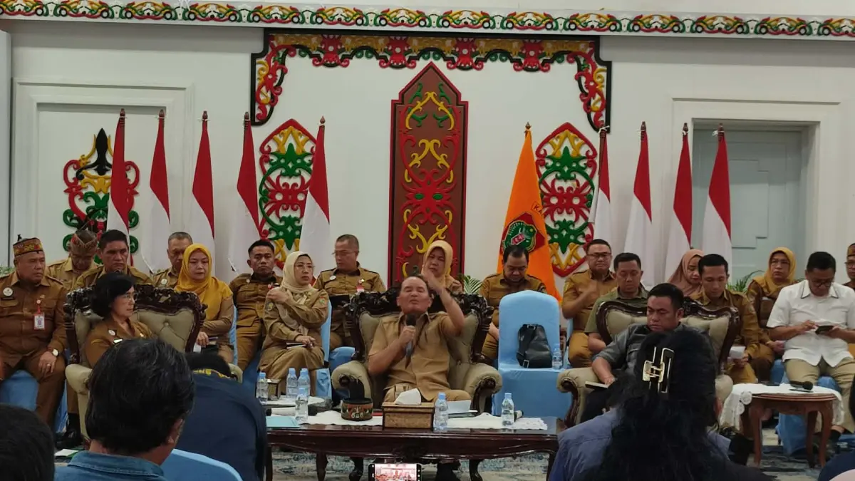 Gubernur Kalteng Agustiar Sabran saat memberi keterangan dengan awak media, didampingi sejumlah kepala SOPD Pemprov Kalteng, di aula Isen Mulang, Selasa (19/5).(dodi/radarsampit)