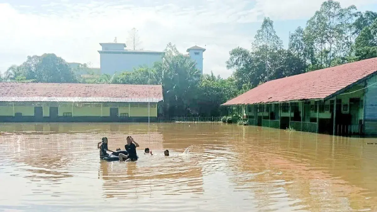 Kondisi salah satu sekolah di Kecamatan Mentaya Hulu yang terkepung banjir, Minggu (17/5/2026). ANTARA