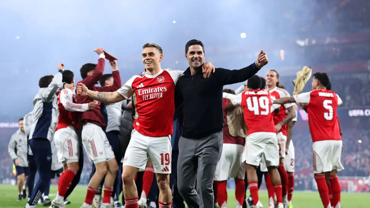 Pelatih Arsenal Mikel Arteta dan pemainnya saat merayakan salah satu kemenangan mereka.(net)