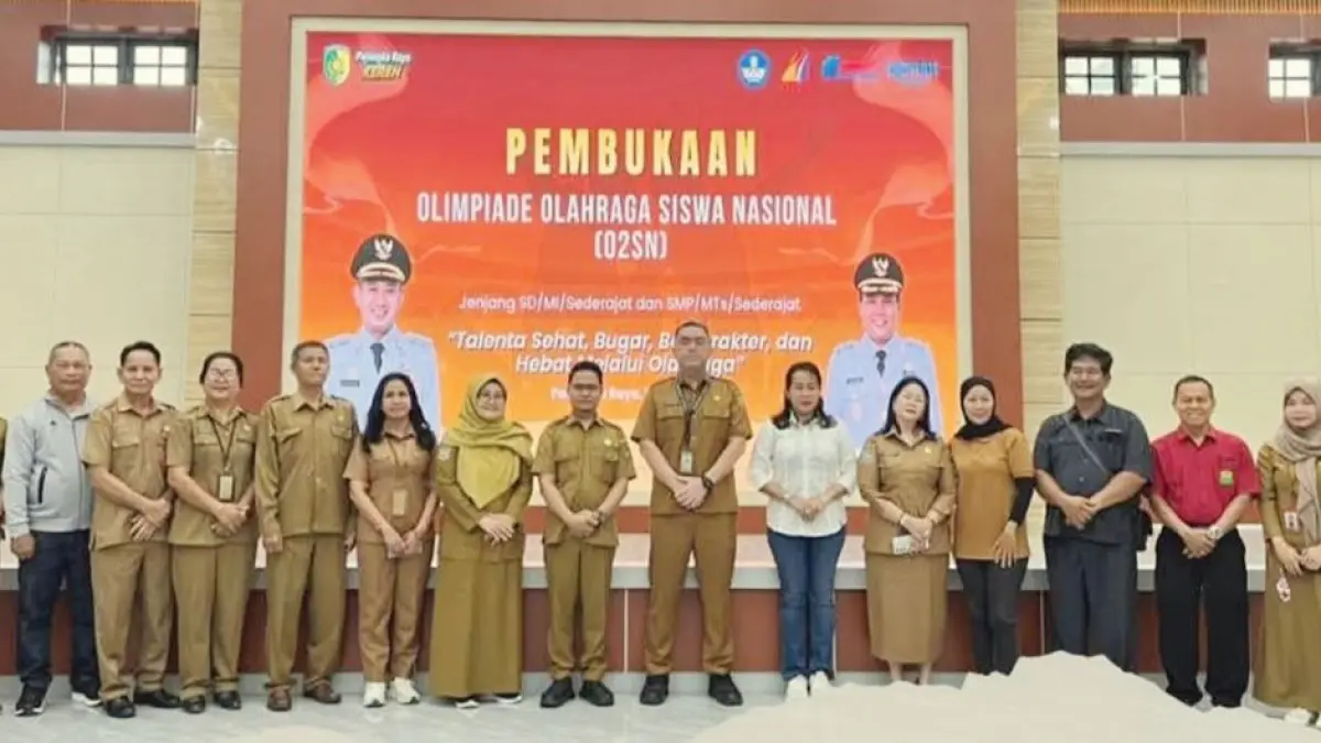 PEMBUKAAN : Sekretaris Disdik Kota Palangka Raya, Aprae Vico Ranan (tengah) saat hadir pembukaan ajang Olimpiade Olahraga Siswa Nasional (O2SN) tingkat Kota Palangka Raya 2026. FOTO: IST/RADAR SAMPIT