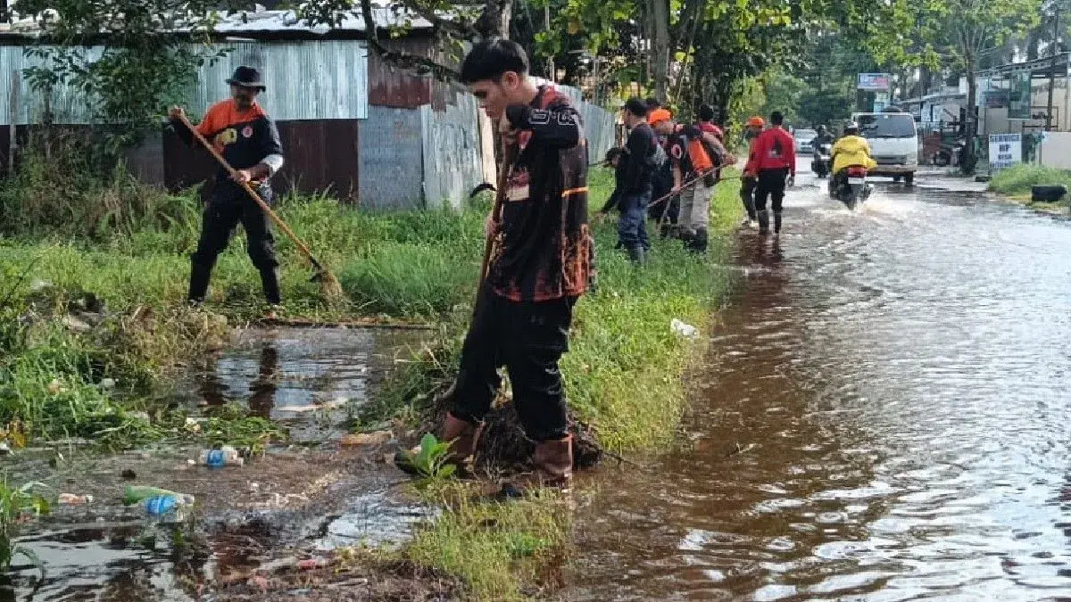 Pemkab Kotim kerahkan ASN untuk bantu bersihkan drainase di Kecamatan Baamang, Selasa (19/5/2026). BPBD Kotim