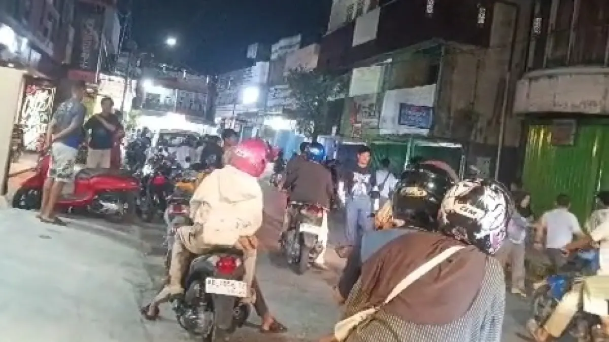 Perkelahian antarpengendara terjadi di Jalan Rangga Santrek, Pangkalan Bun, Senin (18/5) malam.  