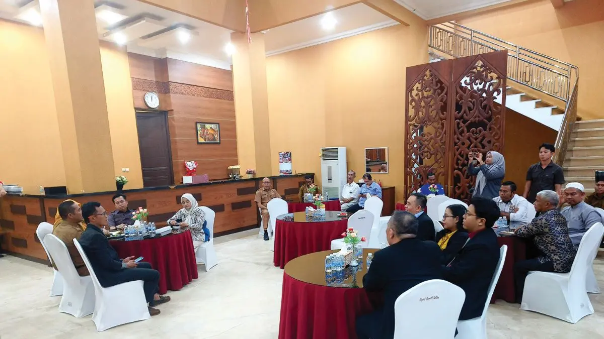 PERTEMUAN : Wakil Bupati Kotim, Irawati menggelar pertemuan dengan Area Manager Super Air Jet di Rujab Bupati Kotim, Selasa (19/5/2026). FOTO: AKBAR/RADAR SAMPIT