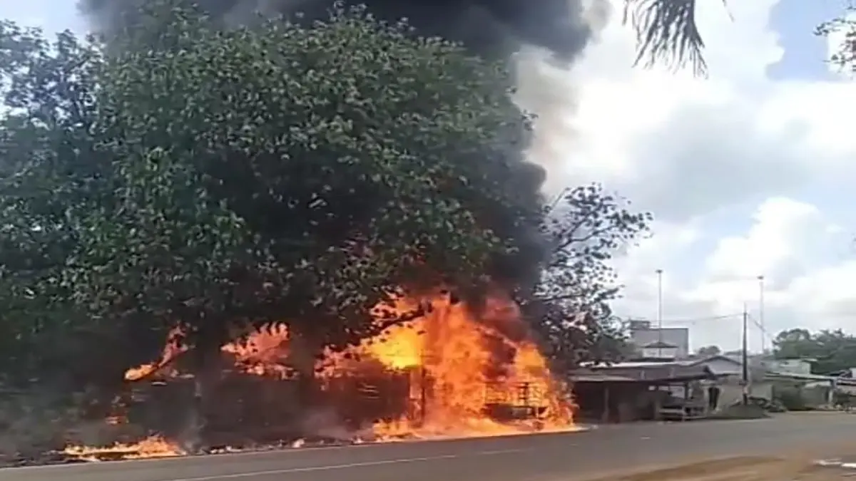 TERBAKAR : Mobil pikap serta satu rumah warga ludes terbakar di Desa Pundu, Kecamatan Cempaga Hulu, Kotim, Selasa (19/5/2026). FOTO: IST/RADAR SAMPIT