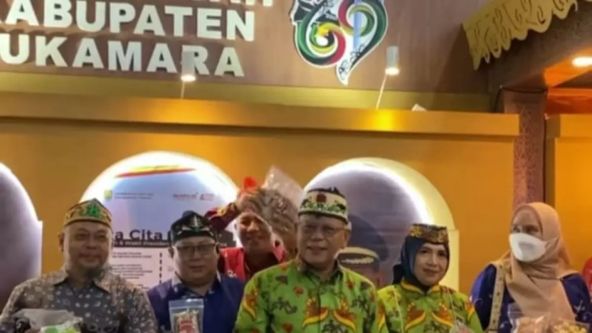Wakil Bupati Sukamara Nur Efendi saat berada di Stan Kabupaten Sukamara pada pembukaan Kalteng Expo 2026. (ist)
