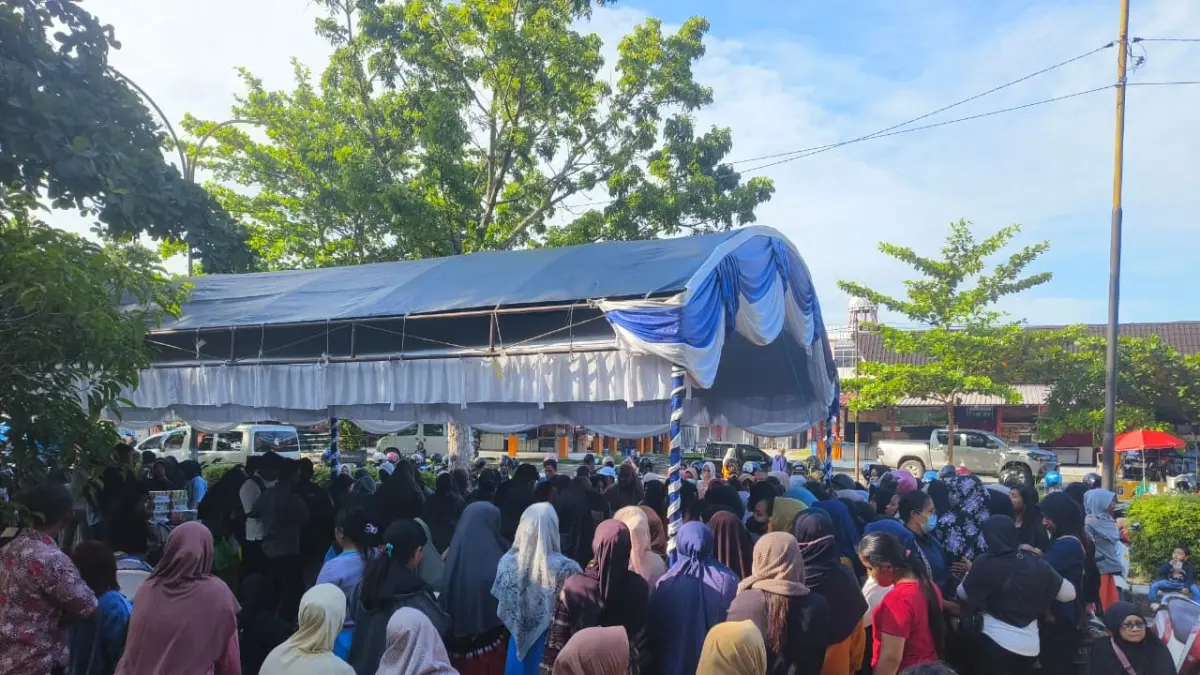 ANTUSIAS: Puluhan masyarakat memadati stand-stand bahan pokok dalam kegiatan Gerakan Pangan Murah yang digelar di Taman Kota Sampit, Kamis (21/5).  (Akbar/Radar Sampit)