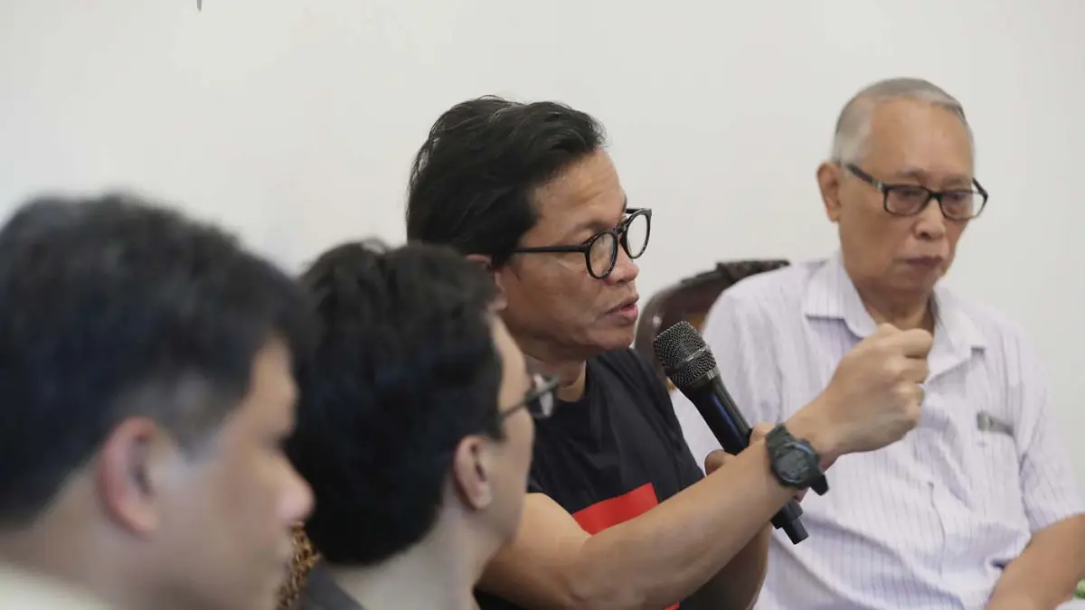 Direktur Amnesty International Indonesia, Usman Hamid memberikan pandangannya saat diskusi publik terkait karya pelukis Yos Suprapto diturunkan dari ruang pamer Galeri Nasional, Jakarta. (Fedrik Tarigan/ Jawa Pos)