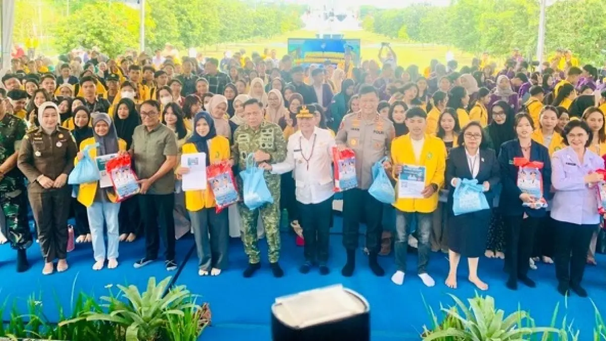 Gubernur Kalteng Agustiar Sabran membuka Pasar Murah bagi Mahasiswa Spesial Hari Jadi ke-69 Provinsi Kalimantan Tengah, di Halaman Istana Isen Mulang, Rabu (20/05). (istimewa/mmc kalteng)